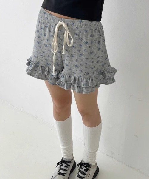.KOM(ドットコム)の「A'GEM/9 × .kom 『.KOM/ドットケーオーエム』花柄フリルショートパンツ(その他パンツ・レディース・グレー/アイボリー・FREE)」の4枚目の写真