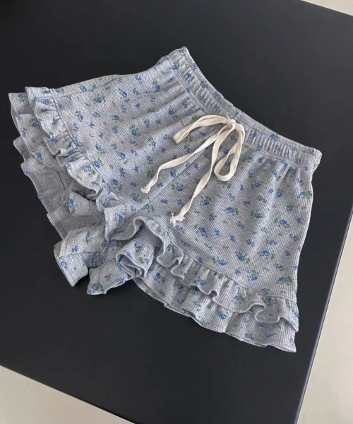 .KOM(ドットコム)の「A'GEM/9 × .kom 『.KOM/ドットケーオーエム』花柄フリルショートパンツ(その他パンツ・レディース・グレー/アイボリー・FREE)」の7枚目の写真