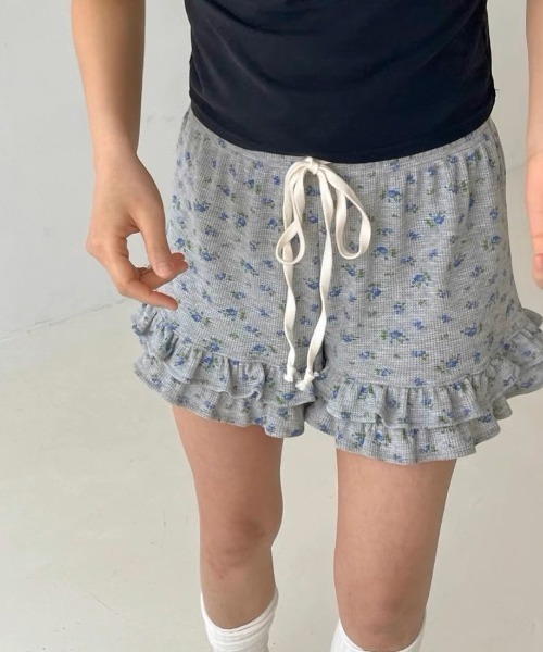 .KOM(ドットコム)の「A'GEM/9 × .kom 『.KOM/ドットケーオーエム』花柄フリルショートパンツ(その他パンツ・レディース・グレー/アイボリー・FREE)」の15枚目の写真
