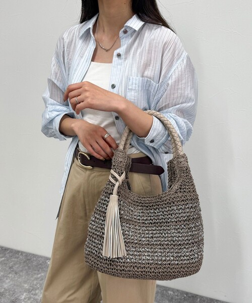 fredy emue（フレディエミュ）の「タッセル付きラメペーパーカゴバッグ（かごバッグ・レディース・ベージュ/ブラウン/グレイッシュベージュ・FREE）」の3枚目の写真