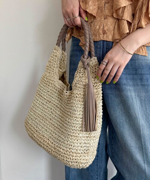 fredy emue（フレディエミュ）の「タッセル付きラメペーパーカゴバッグ（かごバッグ・レディース・ベージュ/ブラウン/グレイッシュベージュ・FREE）」の5枚目の写真