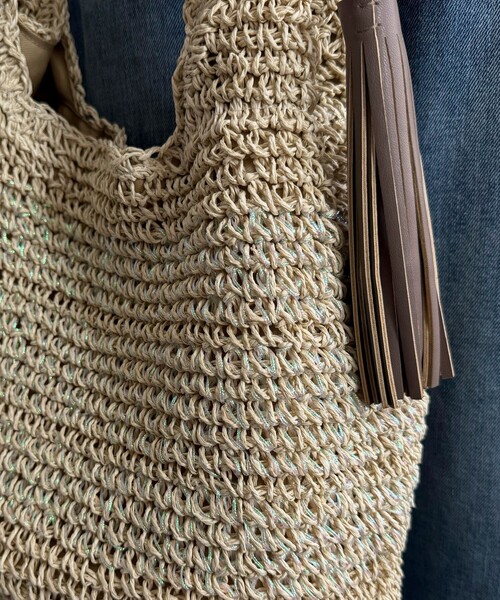 fredy emue（フレディエミュ）の「タッセル付きラメペーパーカゴバッグ（かごバッグ・レディース・ベージュ/ブラウン/グレイッシュベージュ・FREE）」の4枚目の写真