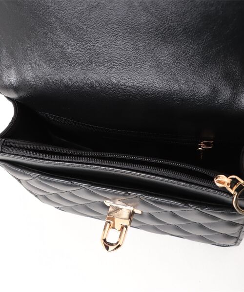 CHARLES & KEITH(チャールズ & キース)の「Cressida クレシダ キルトプッシュロックトップハンドルバッグ(ハンドバッグ・レディース・ブラック/クリーム・S)」の5枚目の写真
