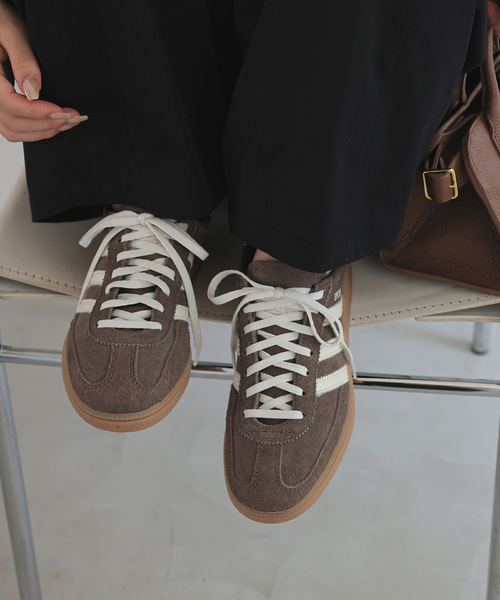 SLOBE IENA（スローブイエナ）の「adidas/アディダス HANDBALL SPEZIAL IF6490/IF7087（スニーカー・レディース・ネイビー/ブラウン・22.5cm/23cm/23.5cm/24cm/24.5cm）」の2枚目の写真