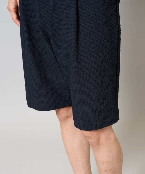 a.v.v（アーヴェヴェ）の「【イージーケア/吸水速乾/毛玉になりにくい】シアサッカーワンタックハーフパンツ（その他パンツ・メンズ・チャコールグレー/ネイビー・46/48/50）」の5枚目の写真