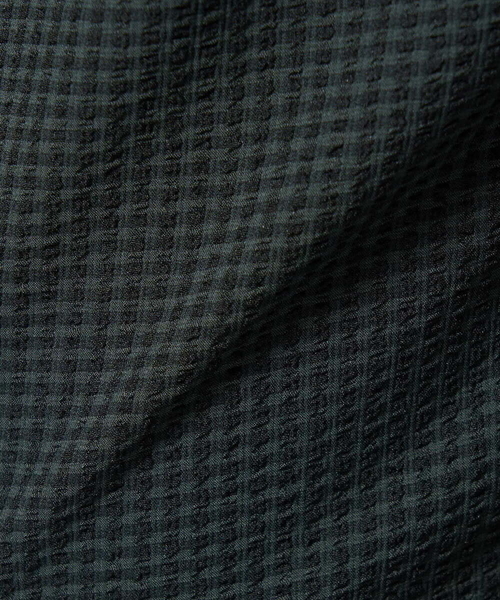 a.v.v（アーヴェヴェ）の「【イージーケア/吸水速乾/毛玉になりにくい】シアサッカーワンタックハーフパンツ（その他パンツ・メンズ・チャコールグレー/ネイビー・46/48/50）」の3枚目の写真