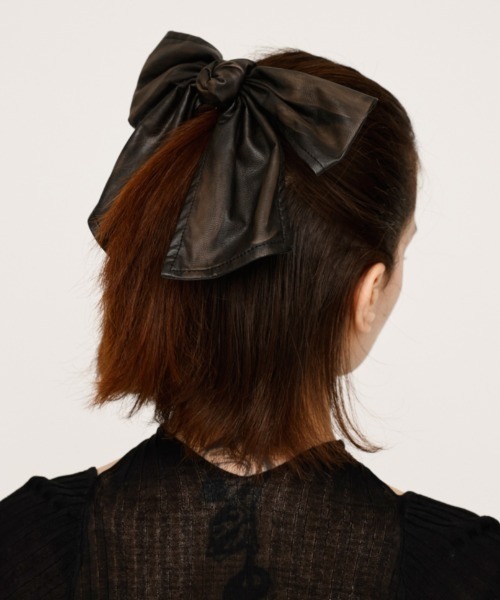 SLY(スライ)の「RIBBON HAIR PIN フェイクレザー リボン ヘアピン(ヘアピン・レディース・ブラック/ブラック系その他2・FREE)」の1枚目の写真