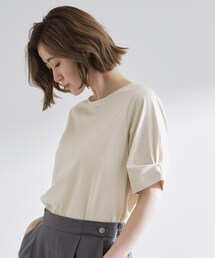 きちんと感と女性らしさ、二の腕カバーが一枚で叶う 袖口パール調ボタンプルオーバー