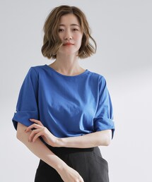 きちんと感と女性らしさ、二の腕カバーが一枚で叶う　袖口パール調ボタンプルオーバー