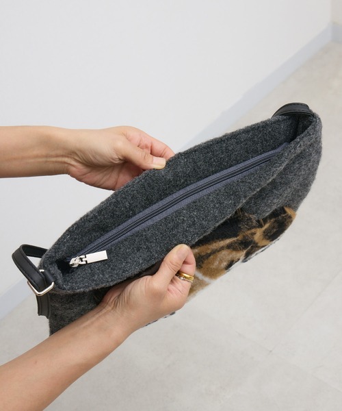 teresa cambi（テレサ・カンビ）の「【KATHARINE ROSS】【TERESACAMBI】 DOG（ショルダーバッグ・レディース・グレー・MEDIUM）」の7枚目の写真