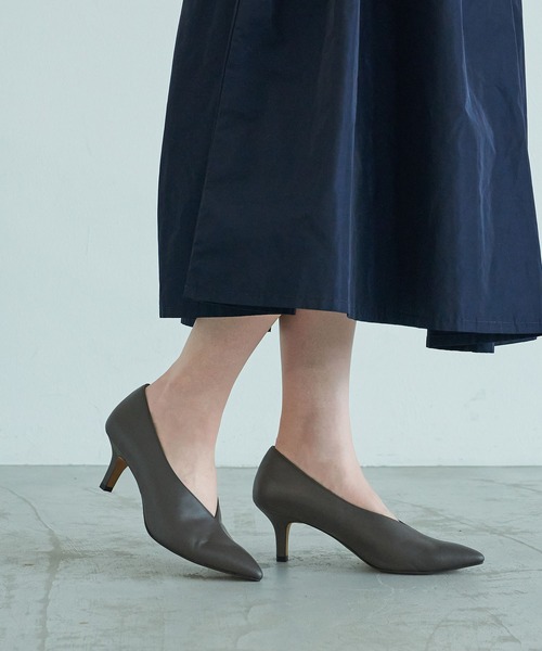 carino（カリーノ）の「カバードポインテッドトゥパンプス（パンプス・レディース・ベージュ/ブラック/ダークグレー・24.5cm/24cm/23.5cm/23cm/22.5cm）」の16枚目の写真