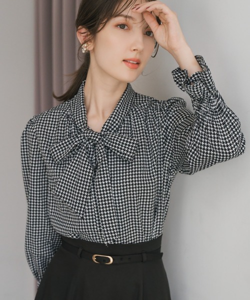 MISCH MASCH（ミッシュマッシュ）の「ボウタイシャーリングブラウス（シャツ/ブラウス・レディース・ブラック×ホワイト/ホワイト/パープル/ブラック/ベージュ×ブラック・ﾌﾘ-）」の4枚目の写真