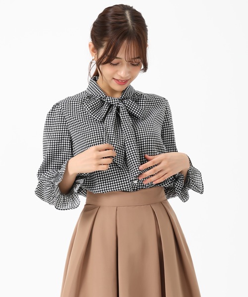 MISCH MASCH（ミッシュマッシュ）の「ボウタイシャーリングブラウス（シャツ/ブラウス・レディース・ブラック×ホワイト/ホワイト/パープル/ブラック/ベージュ×ブラック・ﾌﾘ-）」の12枚目の写真