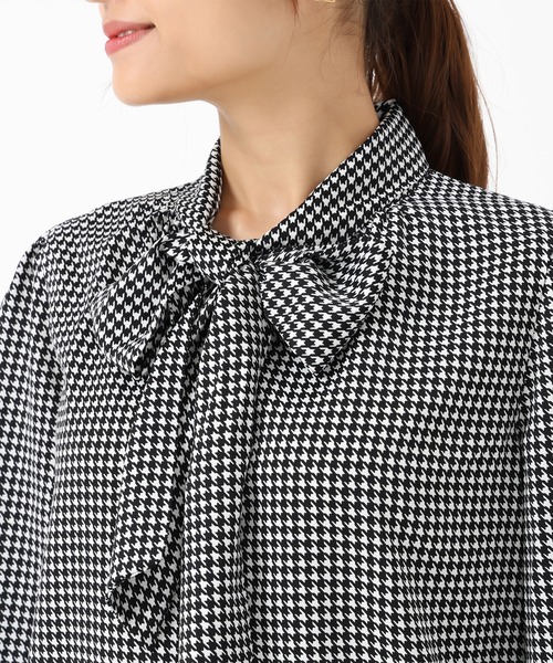 MISCH MASCH（ミッシュマッシュ）の「ボウタイシャーリングブラウス（シャツ/ブラウス・レディース・ブラック×ホワイト/ホワイト/パープル/ブラック/ベージュ×ブラック・ﾌﾘ-）」の17枚目の写真