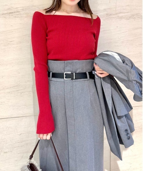 FRAY I.D（フレイアイディー）の「オフショルデコルテリブニット／ウォッシャブル（ニット/セーター・レディース・オフホワイト/グレー/ブラック/レッド・F）」の4枚目の写真