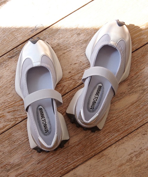 Minnetonka(ミネトンカ)の「【MINNETONKA/ミネトンカ】 メリージェーンスニーカー 25M06(スニーカー・レディース・ブラック/シルバー/ダークグレー/アイボリー・6/8/9/7/10)」の4枚目の写真