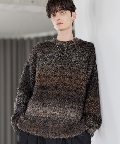 ASTRONOMY（アストロノミー）の「グラデーション起毛加工クルーネックニット（ニット/セーター・メンズ・グレー/ブルー/ブルー系2/テラコッタ/ブラック系2/ワイン/ダークブラウン/ブラック・S/M/L/XL）」の4枚目の写真