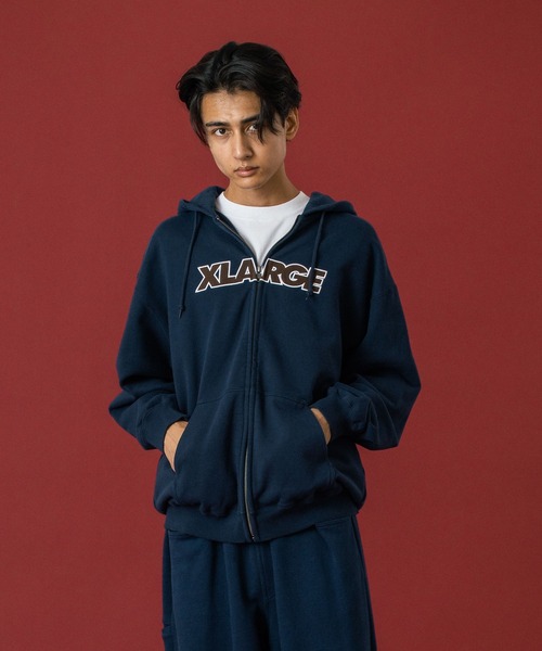 XLARGE(エクストララージ)の「STANDARD LOGO ZIP UP HOODED SWEATSHIRT(パーカー・メンズ・ブラック/ネイビー/アッシュ/ブラウン・XXL/XL/L/M/S)」の1枚目の写真