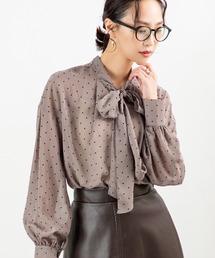 MILLION CARATS | 【前後2WAY＆細見え効果】大人の甘さ漂うシフォンドットボウタイブラウスふんわりシフォンに小さなドットを散りばめたデザインで、女性らしさを引き立てる一枚。前後2WAY仕様でリボンを前に結んで華やかに、後ろに回して抜け感ある雰囲気に。(シャツ/ブラウス)