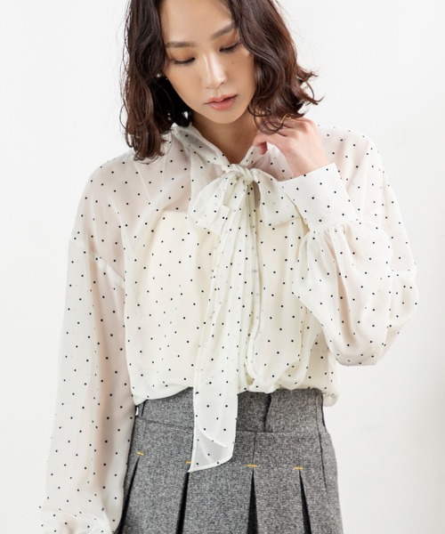 MILLION CARATS（ミリオンカラッツ）の「【前後2WAY＆細見え効果】大人の甘さ漂うシフォンドットボウタイブラウスふんわりシフォンに小さなドットを散りばめたデザインで、女性らしさを引き立てる一枚。前後2WAY仕様でリボンを前に結んで華やかに、後ろに回して抜け感ある雰囲気に。（シャツ/ブラウス・レディース・オフホワイト/ベージュ/ブラック・FREE）」の2枚目の写真