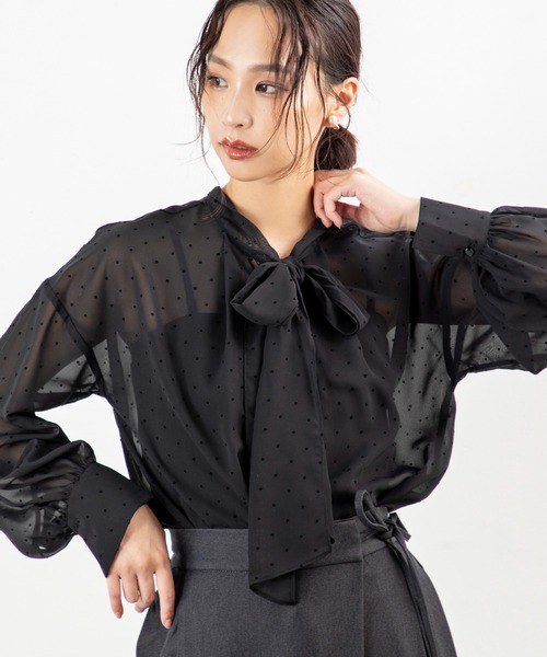 MILLION CARATS（ミリオンカラッツ）の「【前後2WAY＆細見え効果】大人の甘さ漂うシフォンドットボウタイブラウスふんわりシフォンに小さなドットを散りばめたデザインで、女性らしさを引き立てる一枚。前後2WAY仕様でリボンを前に結んで華やかに、後ろに回して抜け感ある雰囲気に。（シャツ/ブラウス・レディース・オフホワイト/ベージュ/ブラック・FREE）」の3枚目の写真