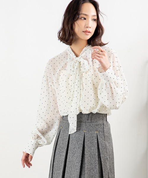 MILLION CARATS（ミリオンカラッツ）の「【前後2WAY＆細見え効果】大人の甘さ漂うシフォンドットボウタイブラウスふんわりシフォンに小さなドットを散りばめたデザインで、女性らしさを引き立てる一枚。前後2WAY仕様でリボンを前に結んで華やかに、後ろに回して抜け感ある雰囲気に。（シャツ/ブラウス・レディース・オフホワイト/ベージュ/ブラック・FREE）」の20枚目の写真