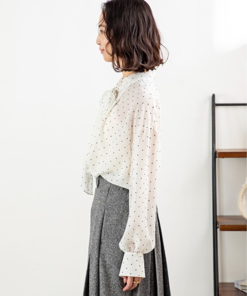 MILLION CARATS（ミリオンカラッツ）の「【前後2WAY＆細見え効果】大人の甘さ漂うシフォンドットボウタイブラウスふんわりシフォンに小さなドットを散りばめたデザインで、女性らしさを引き立てる一枚。前後2WAY仕様でリボンを前に結んで華やかに、後ろに回して抜け感ある雰囲気に。（シャツ/ブラウス・レディース・オフホワイト/ベージュ/ブラック・FREE）」の21枚目の写真