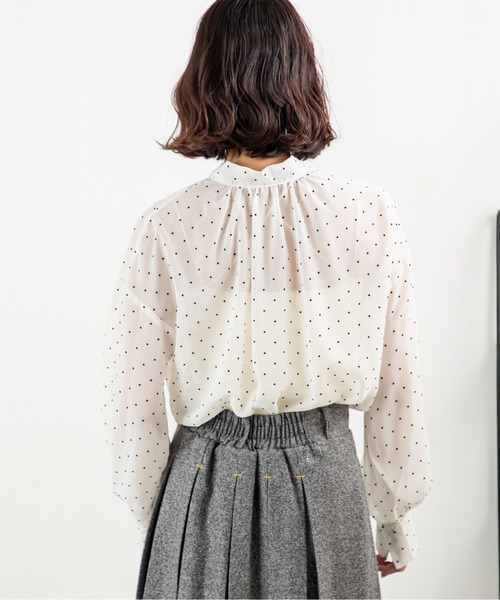 MILLION CARATS（ミリオンカラッツ）の「【前後2WAY＆細見え効果】大人の甘さ漂うシフォンドットボウタイブラウスふんわりシフォンに小さなドットを散りばめたデザインで、女性らしさを引き立てる一枚。前後2WAY仕様でリボンを前に結んで華やかに、後ろに回して抜け感ある雰囲気に。（シャツ/ブラウス・レディース・オフホワイト/ベージュ/ブラック・FREE）」の22枚目の写真