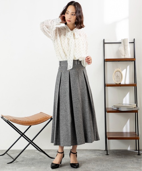 MILLION CARATS（ミリオンカラッツ）の「【前後2WAY＆細見え効果】大人の甘さ漂うシフォンドットボウタイブラウスふんわりシフォンに小さなドットを散りばめたデザインで、女性らしさを引き立てる一枚。前後2WAY仕様でリボンを前に結んで華やかに、後ろに回して抜け感ある雰囲気に。（シャツ/ブラウス・レディース・オフホワイト/ベージュ/ブラック・FREE）」の4枚目の写真