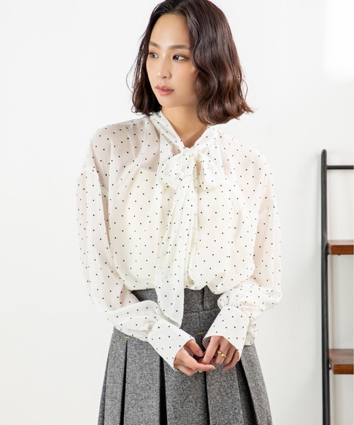 MILLION CARATS（ミリオンカラッツ）の「【前後2WAY＆細見え効果】大人の甘さ漂うシフォンドットボウタイブラウスふんわりシフォンに小さなドットを散りばめたデザインで、女性らしさを引き立てる一枚。前後2WAY仕様でリボンを前に結んで華やかに、後ろに回して抜け感ある雰囲気に。（シャツ/ブラウス・レディース・オフホワイト/ベージュ/ブラック・FREE）」の5枚目の写真