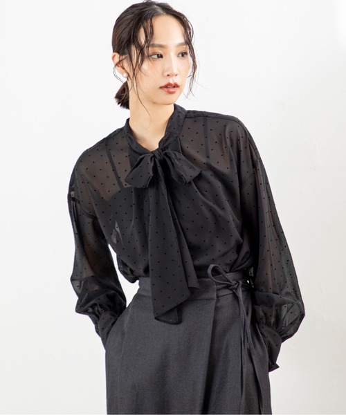 MILLION CARATS（ミリオンカラッツ）の「【前後2WAY＆細見え効果】大人の甘さ漂うシフォンドットボウタイブラウスふんわりシフォンに小さなドットを散りばめたデザインで、女性らしさを引き立てる一枚。前後2WAY仕様でリボンを前に結んで華やかに、後ろに回して抜け感ある雰囲気に。（シャツ/ブラウス・レディース・オフホワイト/ベージュ/ブラック・FREE）」の6枚目の写真