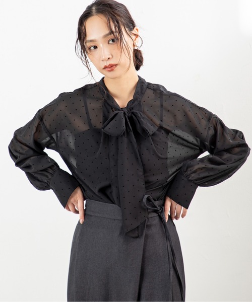 MILLION CARATS（ミリオンカラッツ）の「【前後2WAY＆細見え効果】大人の甘さ漂うシフォンドットボウタイブラウスふんわりシフォンに小さなドットを散りばめたデザインで、女性らしさを引き立てる一枚。前後2WAY仕様でリボンを前に結んで華やかに、後ろに回して抜け感ある雰囲気に。（シャツ/ブラウス・レディース・オフホワイト/ベージュ/ブラック・FREE）」の7枚目の写真