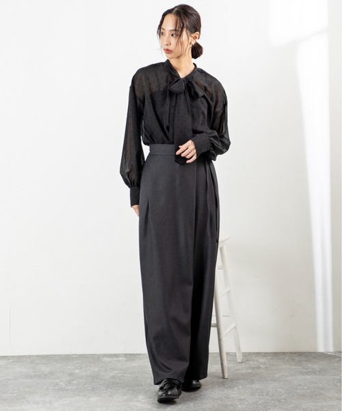 MILLION CARATS（ミリオンカラッツ）の「【前後2WAY＆細見え効果】大人の甘さ漂うシフォンドットボウタイブラウスふんわりシフォンに小さなドットを散りばめたデザインで、女性らしさを引き立てる一枚。前後2WAY仕様でリボンを前に結んで華やかに、後ろに回して抜け感ある雰囲気に。（シャツ/ブラウス・レディース・オフホワイト/ベージュ/ブラック・FREE）」の8枚目の写真