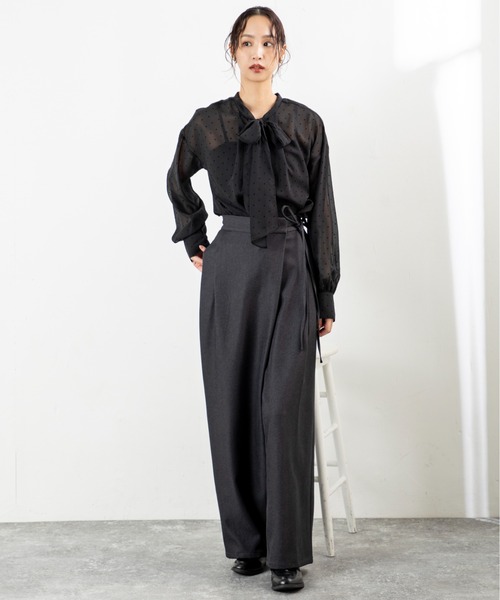 MILLION CARATS（ミリオンカラッツ）の「【前後2WAY＆細見え効果】大人の甘さ漂うシフォンドットボウタイブラウスふんわりシフォンに小さなドットを散りばめたデザインで、女性らしさを引き立てる一枚。前後2WAY仕様でリボンを前に結んで華やかに、後ろに回して抜け感ある雰囲気に。（シャツ/ブラウス・レディース・オフホワイト/ベージュ/ブラック・FREE）」の9枚目の写真