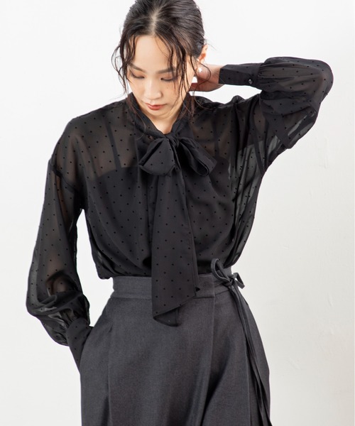 MILLION CARATS（ミリオンカラッツ）の「【前後2WAY＆細見え効果】大人の甘さ漂うシフォンドットボウタイブラウスふんわりシフォンに小さなドットを散りばめたデザインで、女性らしさを引き立てる一枚。前後2WAY仕様でリボンを前に結んで華やかに、後ろに回して抜け感ある雰囲気に。（シャツ/ブラウス・レディース・オフホワイト/ベージュ/ブラック・FREE）」の10枚目の写真