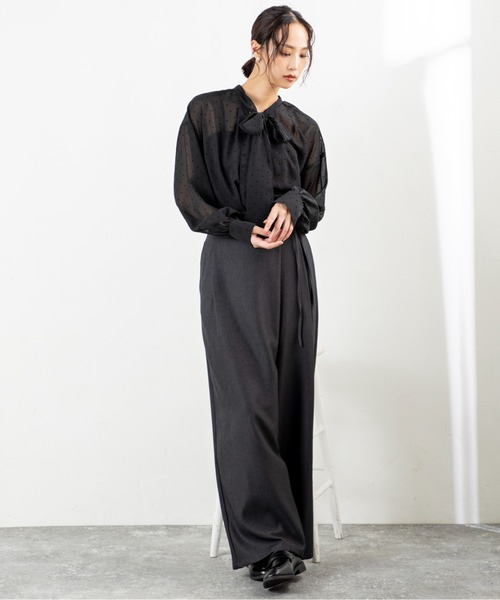 MILLION CARATS（ミリオンカラッツ）の「【前後2WAY＆細見え効果】大人の甘さ漂うシフォンドットボウタイブラウスふんわりシフォンに小さなドットを散りばめたデザインで、女性らしさを引き立てる一枚。前後2WAY仕様でリボンを前に結んで華やかに、後ろに回して抜け感ある雰囲気に。（シャツ/ブラウス・レディース・オフホワイト/ベージュ/ブラック・FREE）」の11枚目の写真