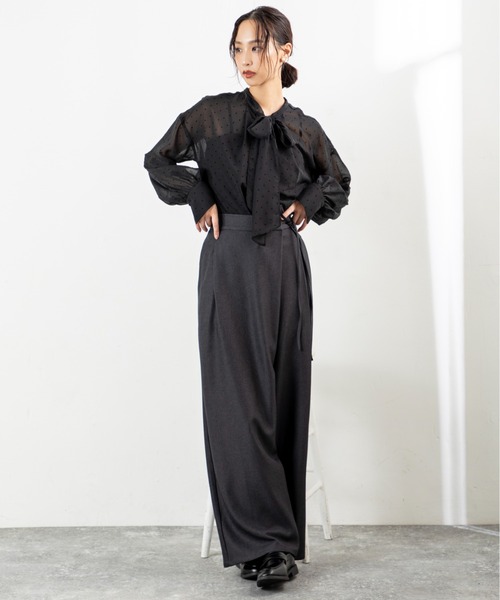 MILLION CARATS（ミリオンカラッツ）の「【前後2WAY＆細見え効果】大人の甘さ漂うシフォンドットボウタイブラウスふんわりシフォンに小さなドットを散りばめたデザインで、女性らしさを引き立てる一枚。前後2WAY仕様でリボンを前に結んで華やかに、後ろに回して抜け感ある雰囲気に。（シャツ/ブラウス・レディース・オフホワイト/ベージュ/ブラック・FREE）」の12枚目の写真