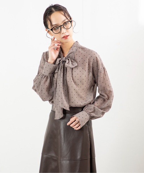 MILLION CARATS（ミリオンカラッツ）の「【前後2WAY＆細見え効果】大人の甘さ漂うシフォンドットボウタイブラウスふんわりシフォンに小さなドットを散りばめたデザインで、女性らしさを引き立てる一枚。前後2WAY仕様でリボンを前に結んで華やかに、後ろに回して抜け感ある雰囲気に。（シャツ/ブラウス・レディース・オフホワイト/ベージュ/ブラック・FREE）」の13枚目の写真