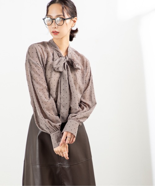 MILLION CARATS（ミリオンカラッツ）の「【前後2WAY＆細見え効果】大人の甘さ漂うシフォンドットボウタイブラウスふんわりシフォンに小さなドットを散りばめたデザインで、女性らしさを引き立てる一枚。前後2WAY仕様でリボンを前に結んで華やかに、後ろに回して抜け感ある雰囲気に。（シャツ/ブラウス・レディース・オフホワイト/ベージュ/ブラック・FREE）」の14枚目の写真