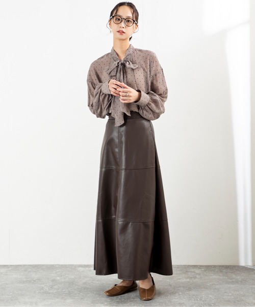 MILLION CARATS（ミリオンカラッツ）の「【前後2WAY＆細見え効果】大人の甘さ漂うシフォンドットボウタイブラウスふんわりシフォンに小さなドットを散りばめたデザインで、女性らしさを引き立てる一枚。前後2WAY仕様でリボンを前に結んで華やかに、後ろに回して抜け感ある雰囲気に。（シャツ/ブラウス・レディース・オフホワイト/ベージュ/ブラック・FREE）」の15枚目の写真