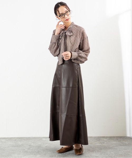 MILLION CARATS（ミリオンカラッツ）の「【前後2WAY＆細見え効果】大人の甘さ漂うシフォンドットボウタイブラウスふんわりシフォンに小さなドットを散りばめたデザインで、女性らしさを引き立てる一枚。前後2WAY仕様でリボンを前に結んで華やかに、後ろに回して抜け感ある雰囲気に。（シャツ/ブラウス・レディース・オフホワイト/ベージュ/ブラック・FREE）」の16枚目の写真