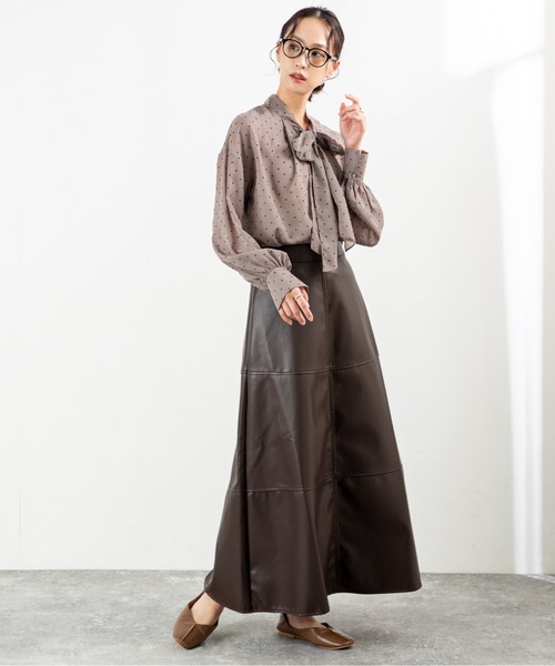 MILLION CARATS（ミリオンカラッツ）の「【前後2WAY＆細見え効果】大人の甘さ漂うシフォンドットボウタイブラウスふんわりシフォンに小さなドットを散りばめたデザインで、女性らしさを引き立てる一枚。前後2WAY仕様でリボンを前に結んで華やかに、後ろに回して抜け感ある雰囲気に。（シャツ/ブラウス・レディース・オフホワイト/ベージュ/ブラック・FREE）」の17枚目の写真