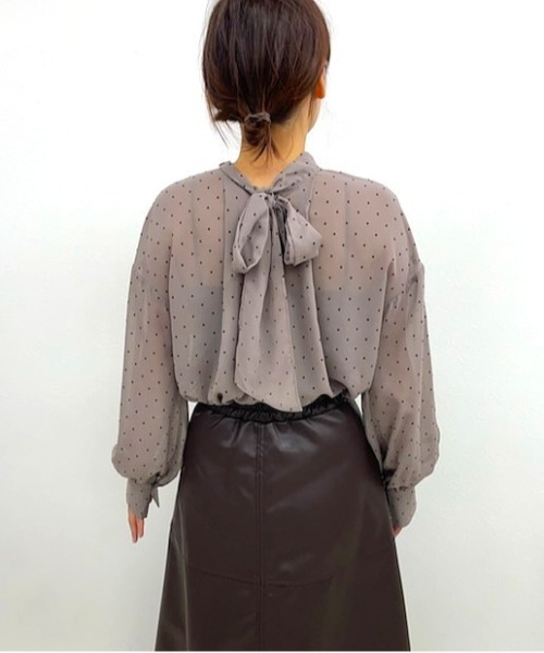 MILLION CARATS（ミリオンカラッツ）の「【前後2WAY＆細見え効果】大人の甘さ漂うシフォンドットボウタイブラウスふんわりシフォンに小さなドットを散りばめたデザインで、女性らしさを引き立てる一枚。前後2WAY仕様でリボンを前に結んで華やかに、後ろに回して抜け感ある雰囲気に。（シャツ/ブラウス・レディース・オフホワイト/ベージュ/ブラック・FREE）」の19枚目の写真