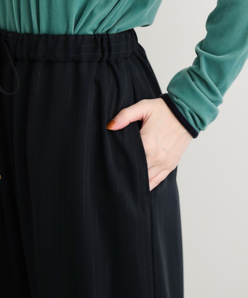 le cercle ADAM ET ROPE'(ルセルクルアダムエロペ)の「ラメストライプワイドパンツ/セットアップ対応(その他パンツ・レディース・チャコールグレー/ベージュ/ネイビー・FREE)」の16枚目の写真