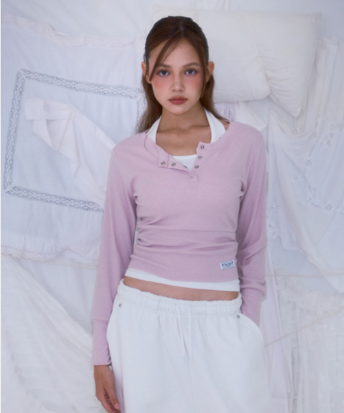 ROSEFRANTZ（ロゼフランツ）の「Eyelet Henley-neck Long Sleeve [Pink]（Tシャツ/カットソー・レディース・PINK・OS）」の2枚目の写真