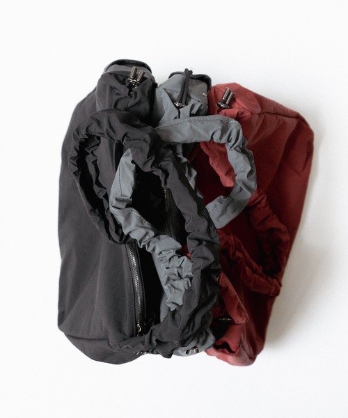 cii（シー）の「DRAW STRING SHOULDER BAG / ドロストショルダーバッグ（ショルダーバッグ・メンズ・チャコールグレー/ブラック/レッド・FREE）」の13枚目の写真