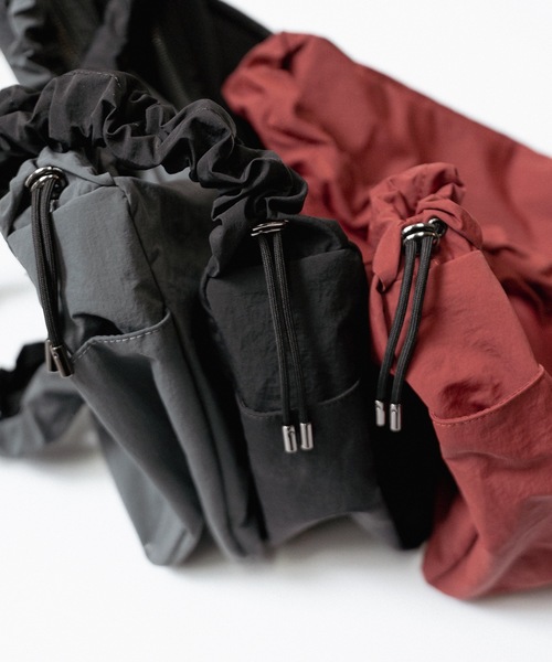 cii（シー）の「DRAW STRING SHOULDER BAG / ドロストショルダーバッグ（ショルダーバッグ・メンズ・チャコールグレー/ブラック/レッド・FREE）」の14枚目の写真