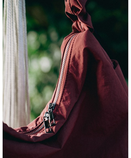 cii（シー）の「DRAW STRING SHOULDER BAG / ドロストショルダーバッグ（ショルダーバッグ・メンズ・チャコールグレー/ブラック/レッド・FREE）」の4枚目の写真