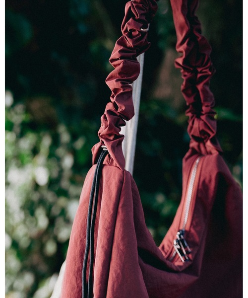 cii（シー）の「DRAW STRING SHOULDER BAG / ドロストショルダーバッグ（ショルダーバッグ・メンズ・チャコールグレー/ブラック/レッド・FREE）」の5枚目の写真