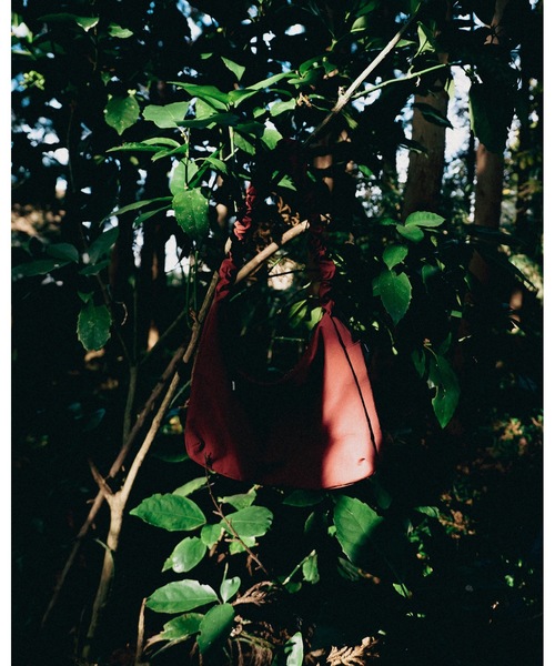 cii（シー）の「DRAW STRING SHOULDER BAG / ドロストショルダーバッグ（ショルダーバッグ・メンズ・チャコールグレー/ブラック/レッド・FREE）」の6枚目の写真